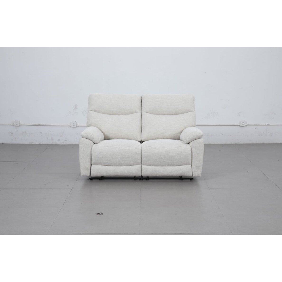 Dvivietė sofa su reglaineriais 51197M, šviesiai pilka Dvivietė sofa su reglaineriais 51197M, šviesiai pilka